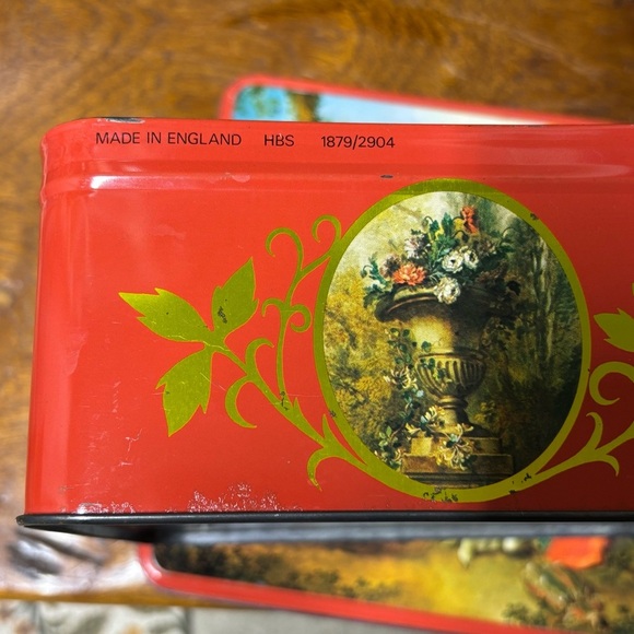 Vintage made in England large tin featuring the painting “Garden Idyll” - Picture 7 of 7